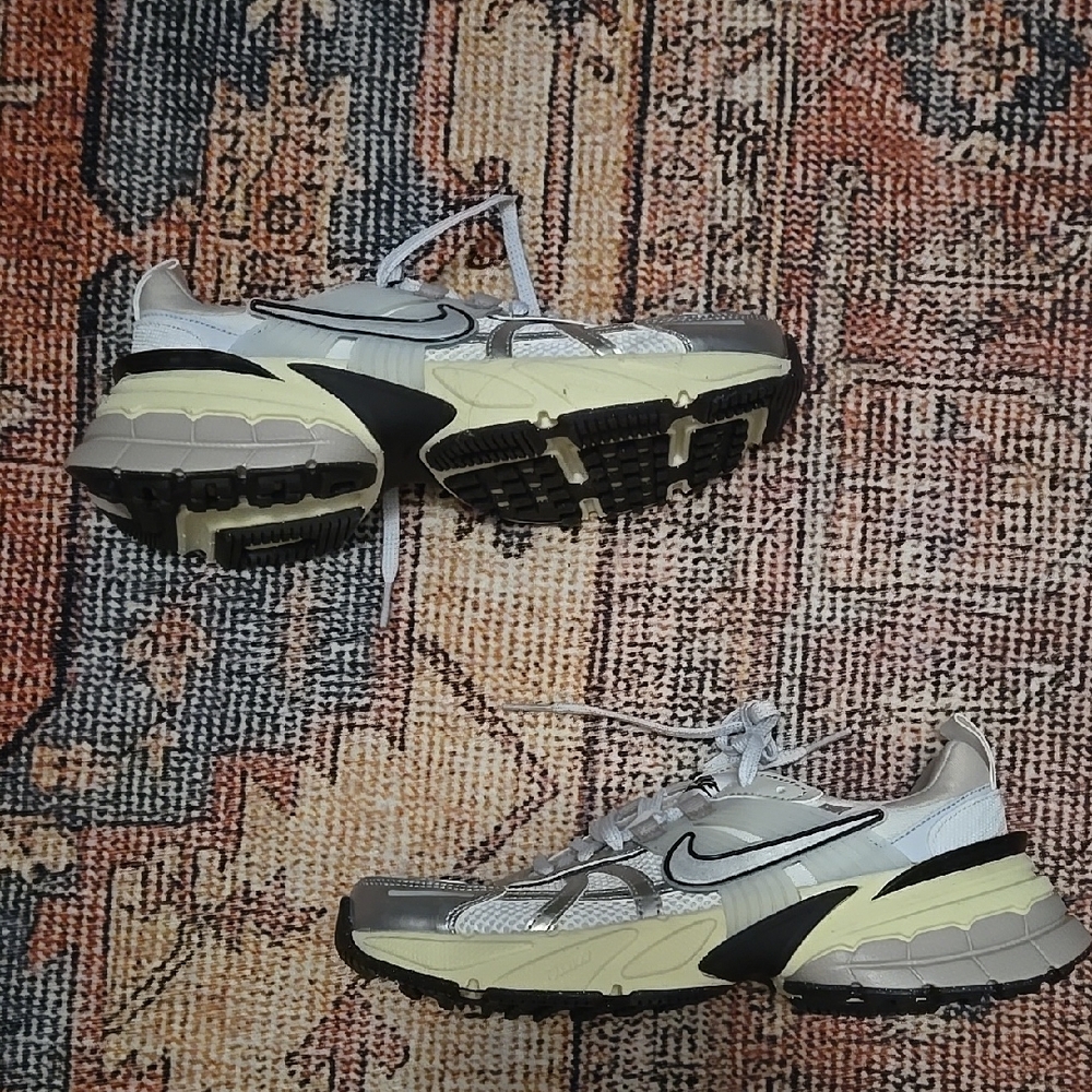 Nike Women's Sneakers in Gray and Cream